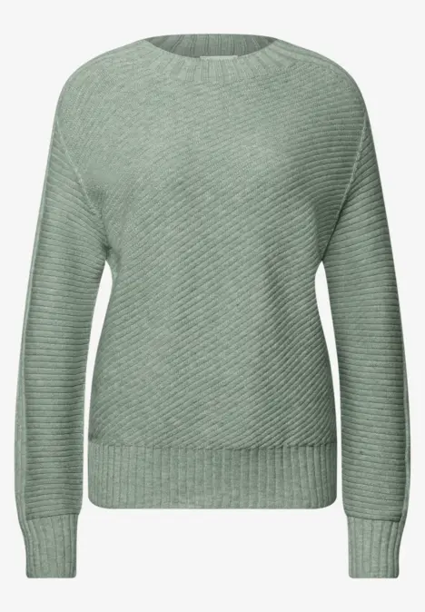Grauer Pullover mit Rundhalsausschnitt und Rippenstruktur.