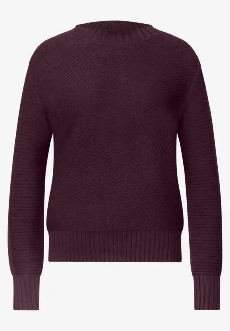 Bordeauxroter, gerippter Strickpullover mit Rundhalsausschnitt und langen Ärmeln.
