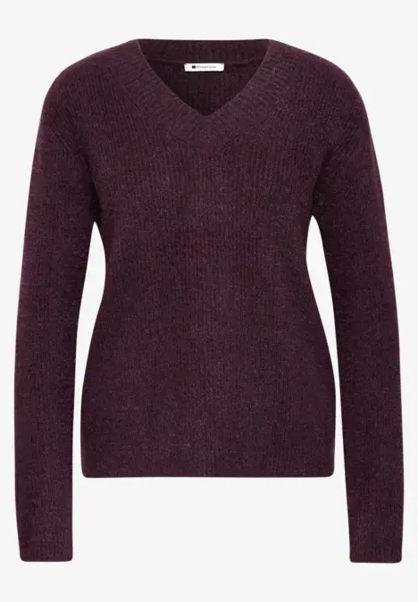 Damenpullover aus weicher Strickware in dunklem Brombeerton mit V-Ausschnitt und langen Ärmeln.