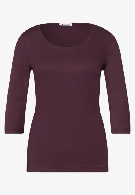 Violettes Damen-Shirt mit U-Boot-Ausschnitt und 3/4-Ärmeln.