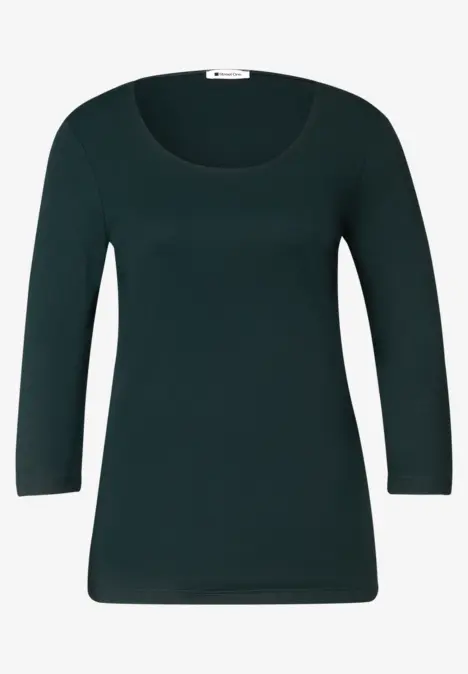 Dunkelgrünes Shirt mit U-Ausschnitt und 3/4-Ärmeln, schlicht geschnitten.