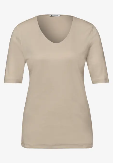 Een effen beige damesshirt met halflange mouwen en een ronde hals.