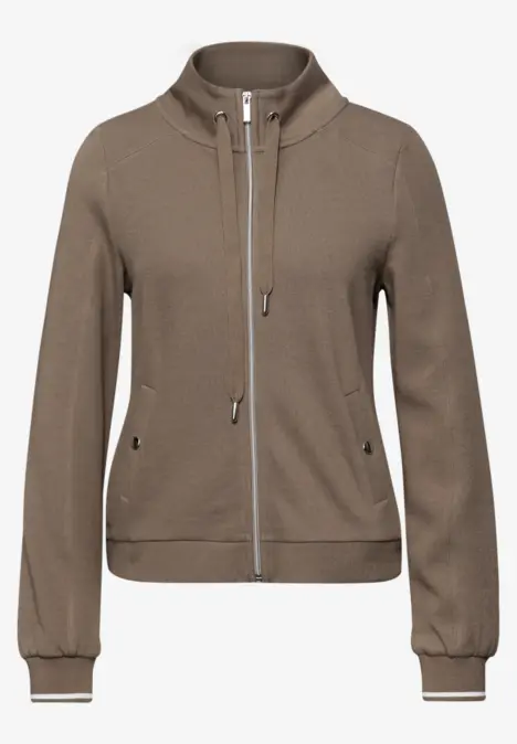 Braune Damen-Jacke mit Reißverschluss und Stehkragen aus weichem Material.
