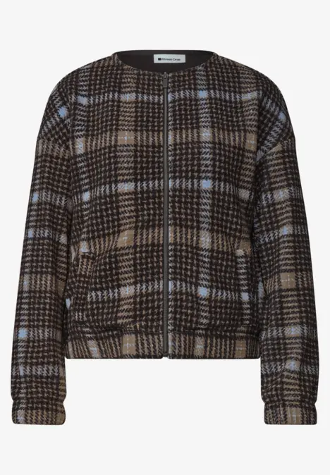 Braune Karojacke mit hellblauen Akzenten und Reißverschluss, leger geschnitten.
