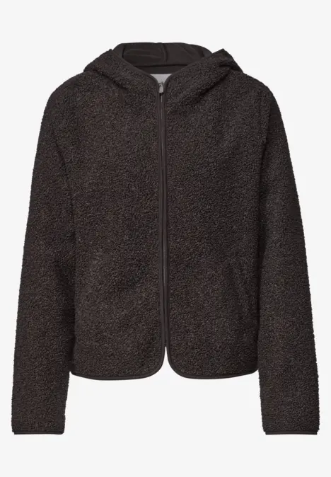 Veste courte en polaire teddy marron foncé, à capuche et fermeture zippée devant.