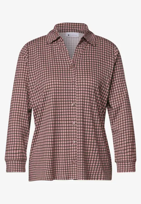 Chemise ample à manches longues, col classique et motif à carreaux brun et blanc.