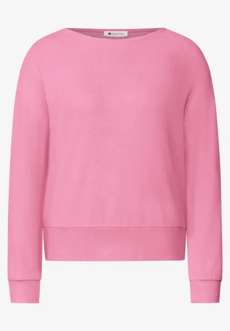 Un pull rose à col rond et manches longues.