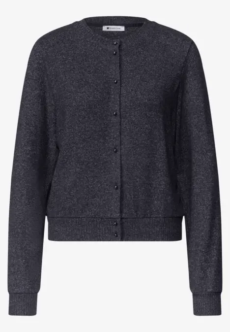 Donkerblauwe, glanzende gebreide cardigan met ronde hals, lange mouwen en knopen.