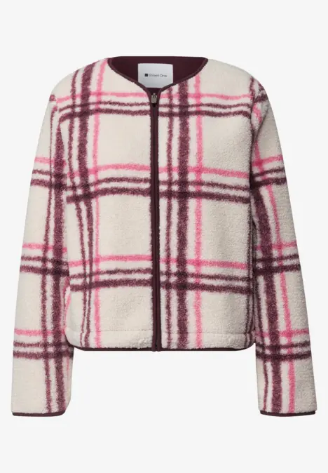 Weiche, flauschige Jacke mit pinken und burgunderfarbenen Karos auf cremeweißem Grund.