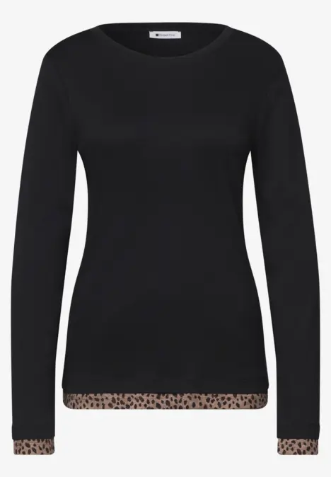 Schwarzes Langarmshirt mit Rundhalsausschnitt und Leoprint an Bündchen und Saum.