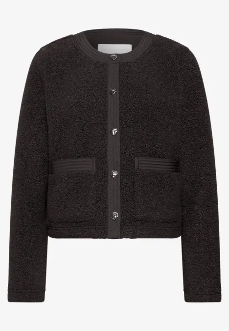 Schwarze Teddy-Fleece-Jacke ohne Kragen, kurz geschnitten, mit Knopfleiste und zwei Taschen.