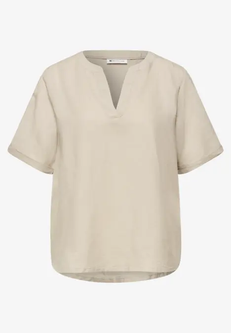 Beige Bluse aus Leinen mit V-Ausschnitt, kurzen Ärmeln und lockerem Schnitt.
