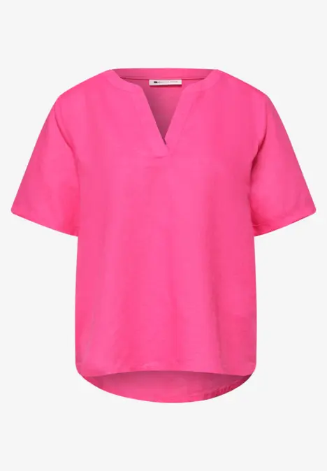 Pinkfarbene Damenbluse mit V-Ausschnitt, kurzen Ärmeln und lockerem Schnitt.