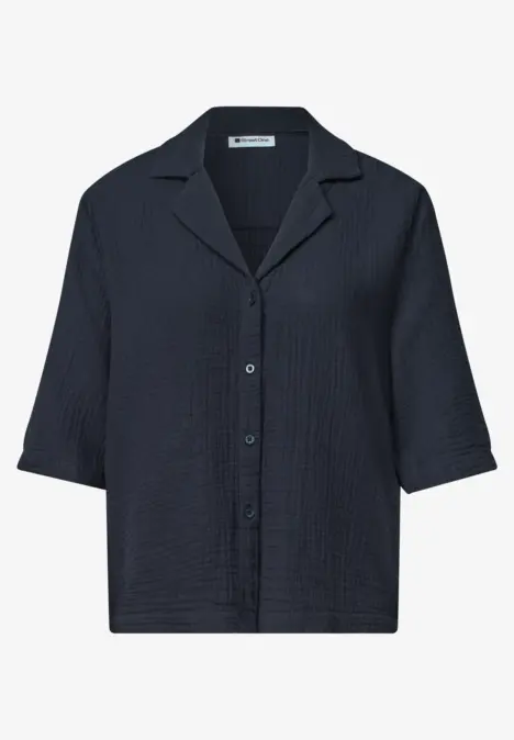 Dunkelblaue, legere Bluse mit halblangen Ärmeln, Hemdkragen und Knopfleiste.