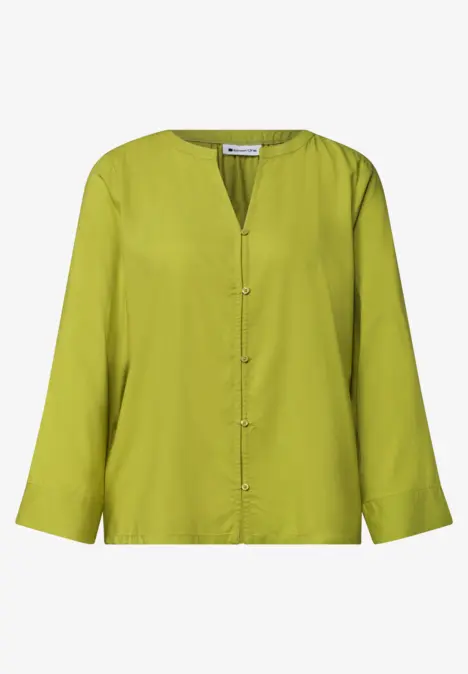Blouse légère à manches longues vert vif, col en V et fermeture boutonnée.