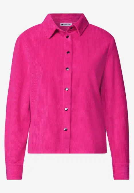 Chemise rose vif à manches longues avec col et patte de boutonnage.