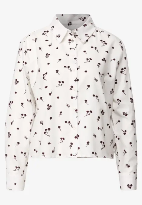 Weiße Bluse mit Knopfleiste und kleinem Kirschmuster.