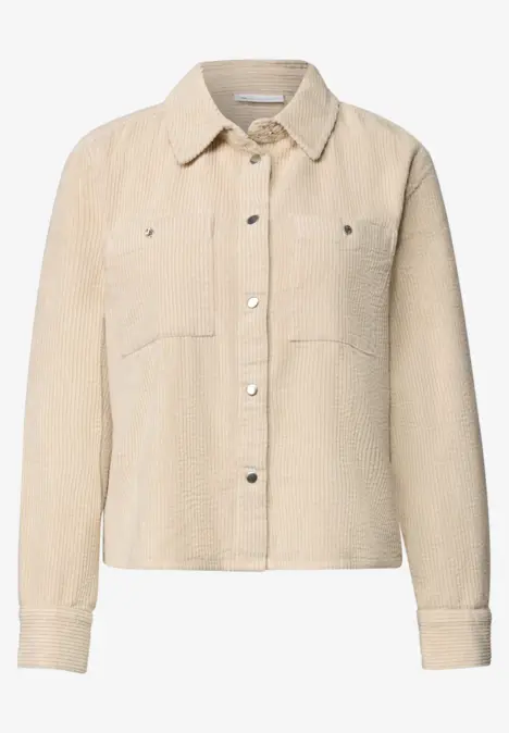 Beige corduroy overshirt met knoopsluiting, twee borstzakken en recht model.