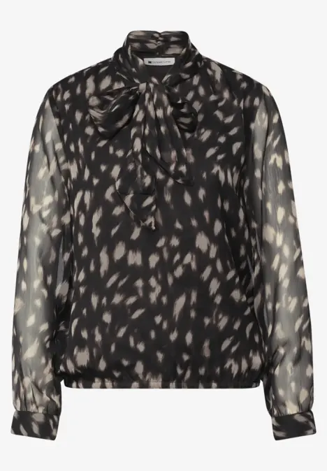 Schwarze, transparente Bluse mit dezentem Leopardenmuster und Schleifenkragen.
