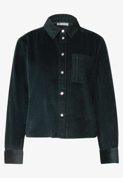 Veste-chemise en velours côtelé foncé avec poche poitrine, col classique et fermeture à boutons.