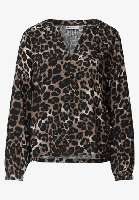 Braune Bluse mit schwarzem Leopardenmuster und V-Ausschnitt, lange Ärmel.