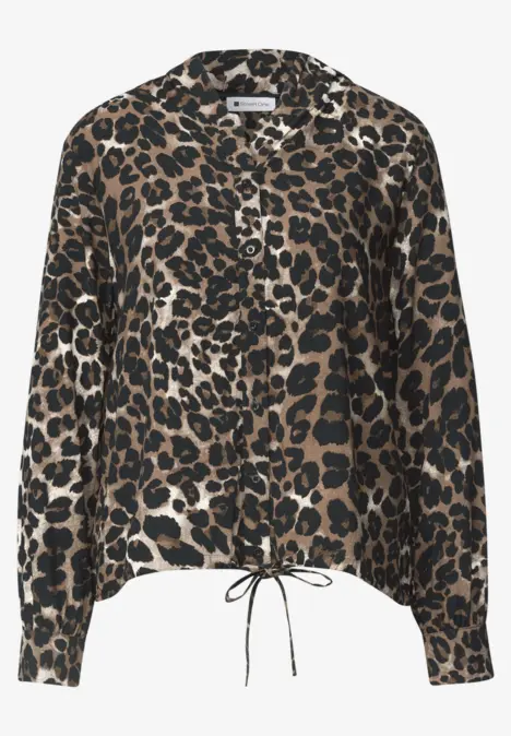 Leopardenmuster-Bluse mit Knopfleiste, Hemdkragen, langen Ärmeln und Kordelzug am Saum.