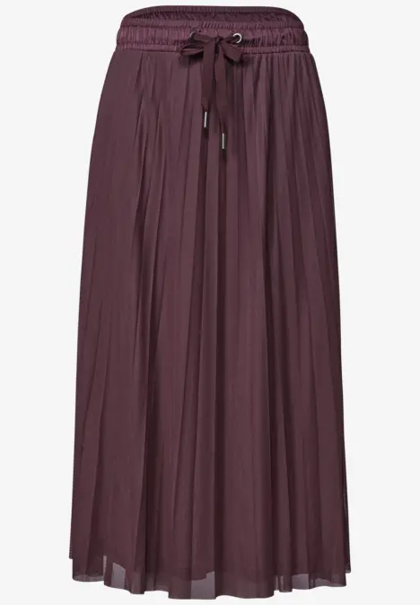 Jupe midi plissée d’un ton prune foncé, taille élastiquée avec cordon.