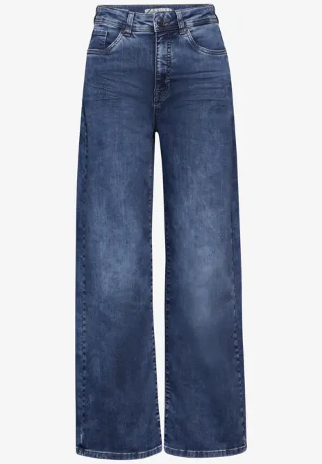 Jean bleu à jambes larges, coupe classique.