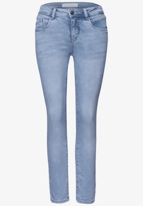 Lichtblauwe damesjeans in slimfit, nauwsluitende pijpen en klassiek five-pocketmodel.