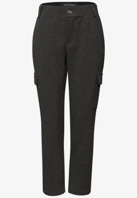 Dunkelgraue, schlanke Cargo-Hose mit seitlichen Taschen und Knopfverschluss.