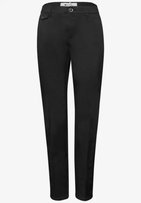 Schwarze, schmal geschnittene Hose mit Knopfverschluss und seitlichen Taschen.