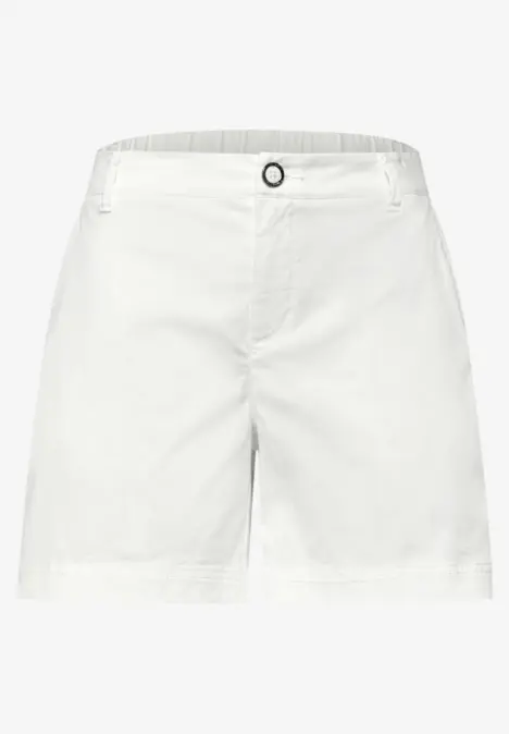 Schlichte weiße Shorts mit Knopf- und Reißverschluss.