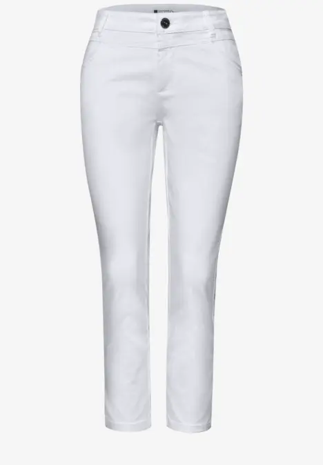 Weiße, schmale Damenjeans mit Knopf- und Reißverschluss, fünf Taschen und geradem Bein.