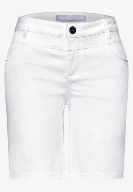 Weiße Damen-Shorts aus Baumwolle mit Knopf- und Reißverschluss, zwei Eingriff- und zwei Gesäßtaschen.