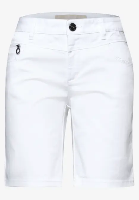 Weiße knielange Shorts mit Gürtelschlaufen und Taschen.