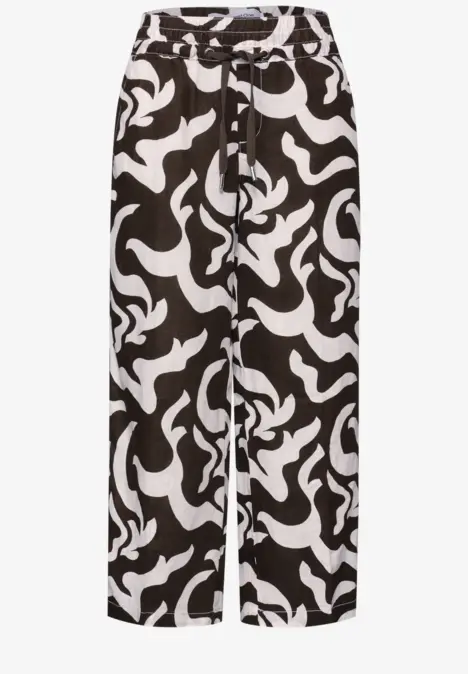 Schwarz-weiß gemusterte, lockere Hose mit Gummibund und weitem Bein.