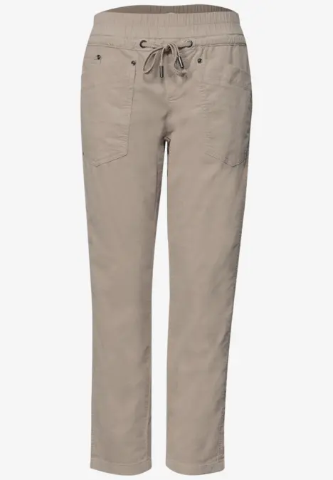 Beige broek met tunnelkoord, rechte pijpen en opgestikte zakken.