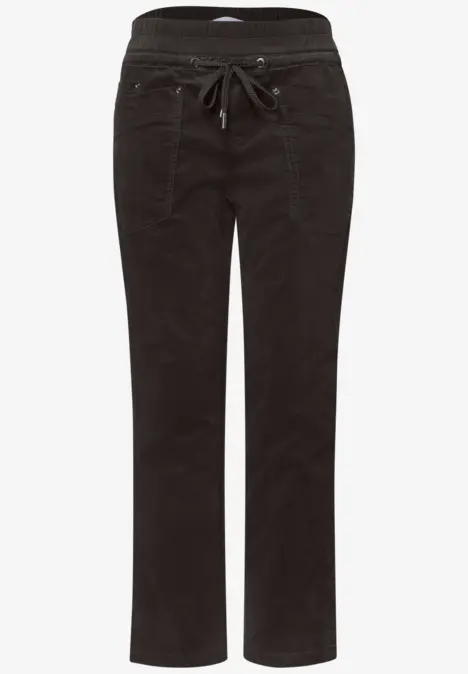 Zwarte, rechte broek met trekkoord in de taille en zijzakken.