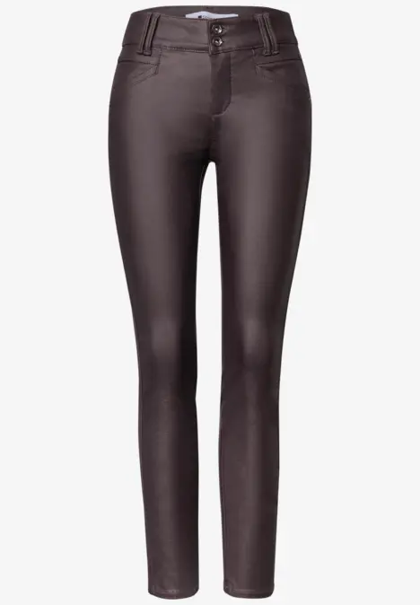 Braune, schmale Damenjeans mit enger Passform.