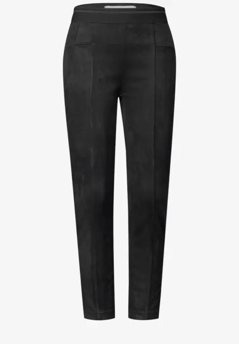 Schwarze, schmal geschnittene Damenhose mit mittlerer Bundhöhe und eingesetzten Taschen.