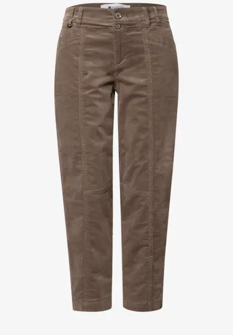 Braune Cordhose mit geradem Schnitt und mittlerer Bundhöhe.