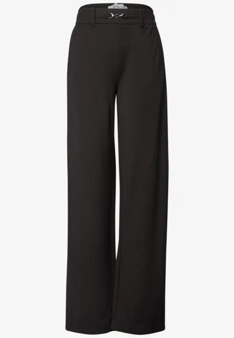 Zwarte, wijde damesbroek met hoge taille en losvallende pijpen.