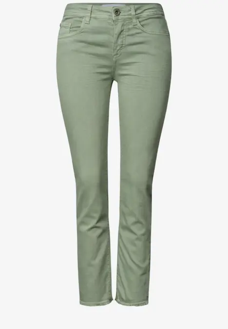 Helle, slim-fit-Hose in Salbeigrün mit schmalem Bein, mittlerer Taille und klassischem 5-Pocket-Design.