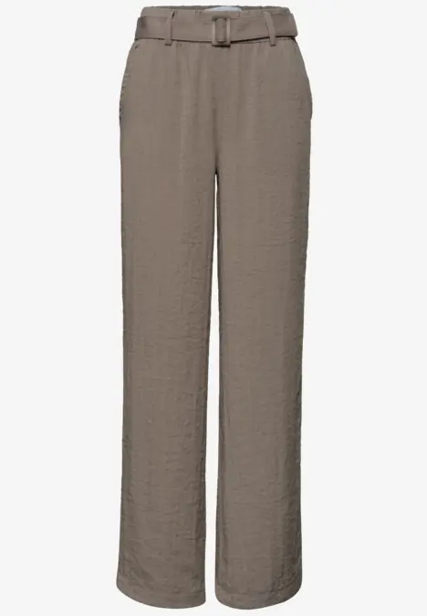 Weite braune Leinenhose mit hohem Bund und Gürtel.