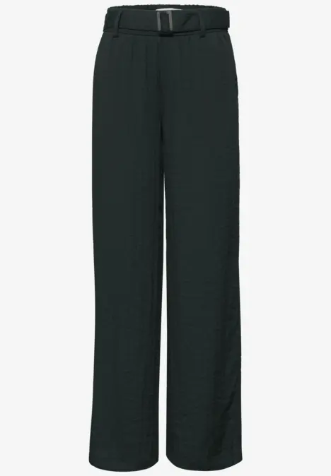 Schwarze, weit geschnittene Hose mit hohem Bund und schmalem Gürtel.
