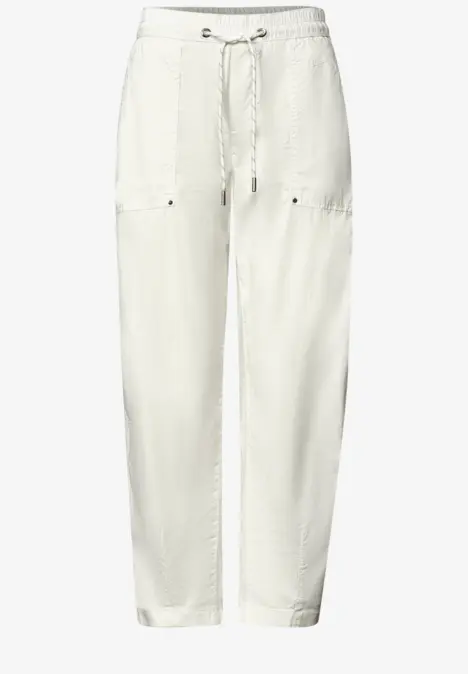 Weiße, lässige Hose aus leichtem Stoff mit elastischem Bund und Kordelzug.