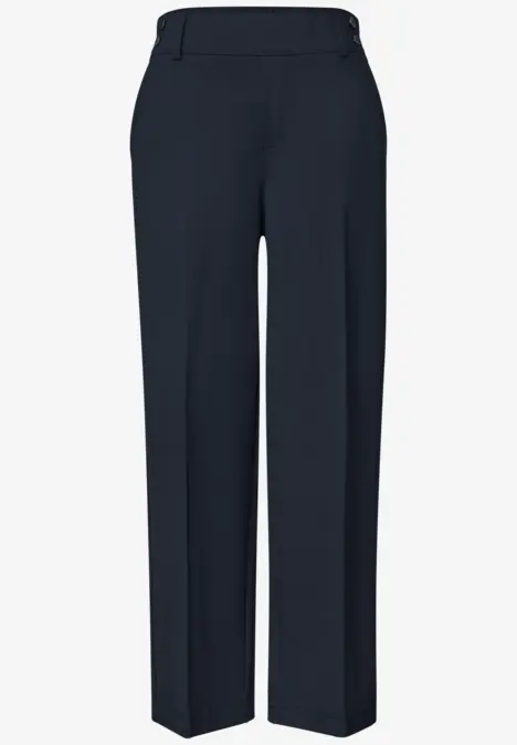 Donkere, rechte pantalon met nettere look en scherpe plooien.