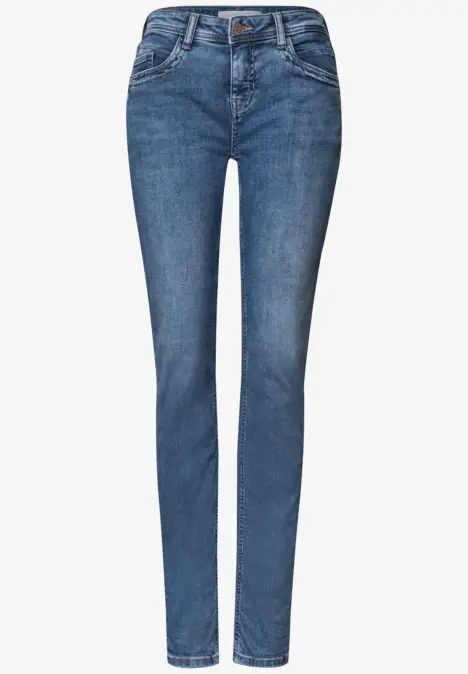 Jean skinny bleu pour femme avec style classique cinq poches.