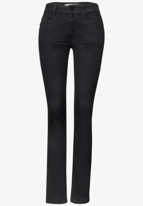 Jean noir évasé, cinq poches classiques, coupe ajustée à la taille.