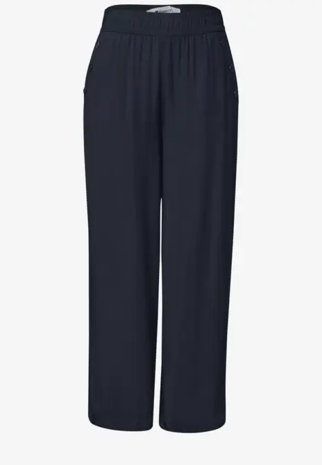 Wijde zwarte broek met elastische taille en losse pasvorm.